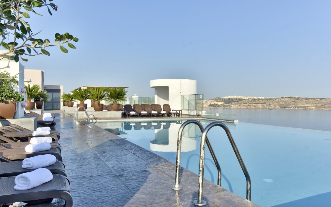 dbsanantonio_hotel_Roof Deck_Malta_02