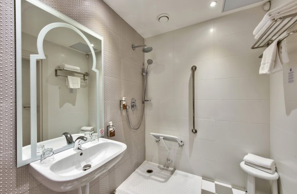 dbsanantonio_hotel_Accessible Shower Room2_Malta-min