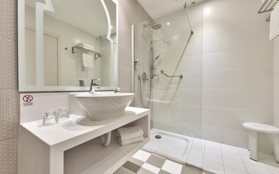 dbsanantonio_hotel_Shower Room_Malta-min