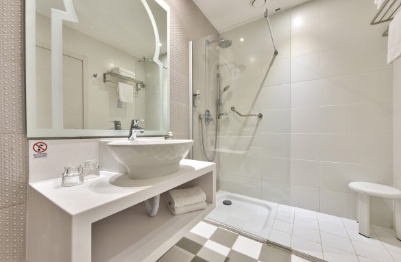 dbsanantonio_hotel_Shower Room_Malta-min