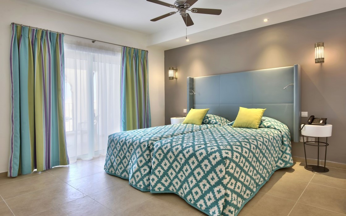 dbsanantonio_hotel_Suite_Bedroom_Room1_Hi-min