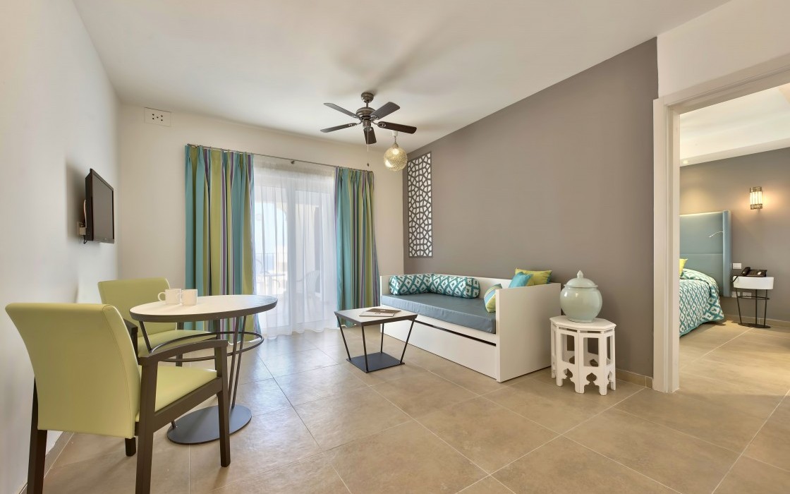 dbsanantonio_hotel_Suite_Living Room2_Malta-min