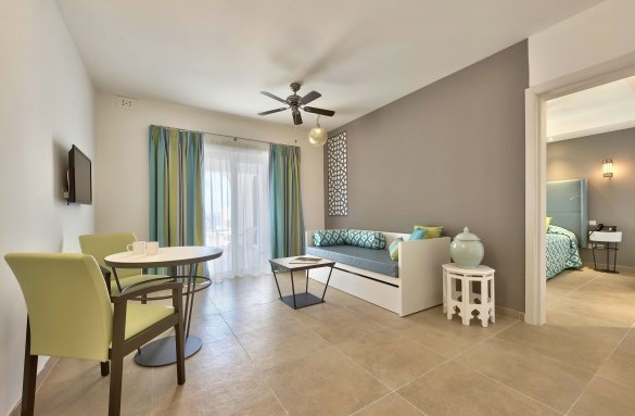 dbsanantonio_hotel_Suite_Living Room2_Malta-min