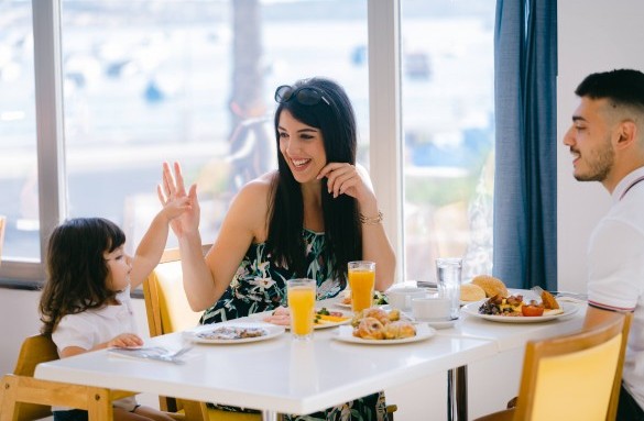 Sb_Coral_Family_Breakfast