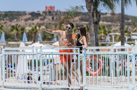 Sb_MainPool_Couple_3