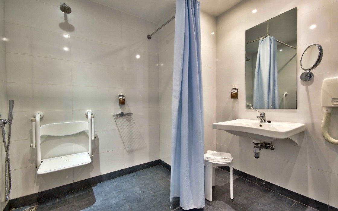 _DSC0197-HDR - Accessible Room Bathroom-2