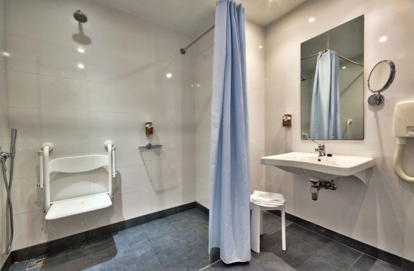 _DSC0197-HDR - Accessible Room Bathroom-2